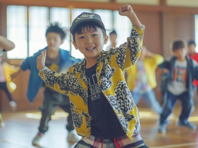 町田市のキッズダンススクールMIRACLEでダンスを踊る男の子